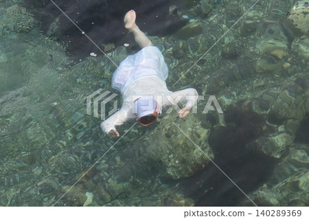 女性潛水員和岩石海岸 女性潛水員和岩石海岸 140289369