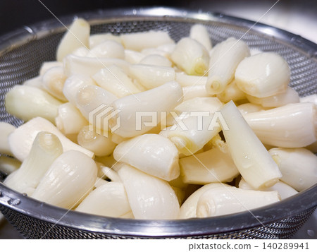 青蔥,又稱白寶石,是可以食用的。這些小蔥已經用水沖洗乾淨了。 青蔥,又稱白寶石,是可以食用的。這些小蔥已經用水沖洗乾淨了。 140289941