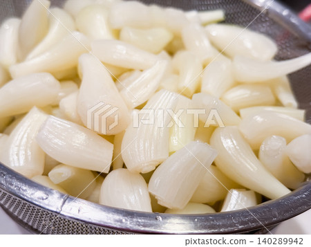 紅蔥頭，有時被稱為“白色寶石”，是可以食用的。將它們在沸水中汆燙幾秒鐘，然後瀝乾。 140289942