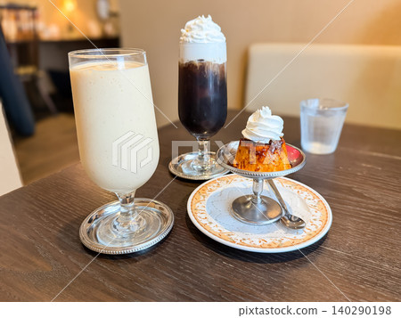 經典的傳統咖啡館風格布丁,配上鮮奶油和櫻桃。另有果汁和冰咖啡供應。 經典的傳統咖啡館風格布丁,配上鮮奶油和櫻桃。另有果汁和冰咖啡供應。 140290198