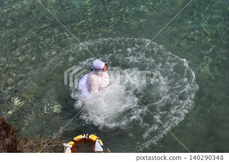 Female divers and splashes 140290348