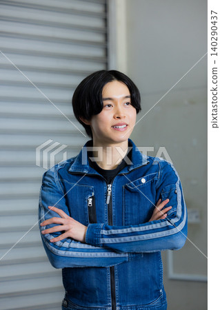 Young worker in denim work clothes 140290437