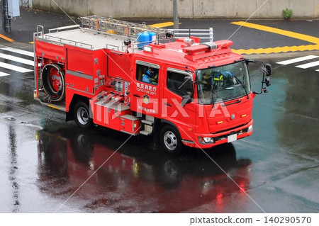 Image of a fire truck on an emergency run. 140290570