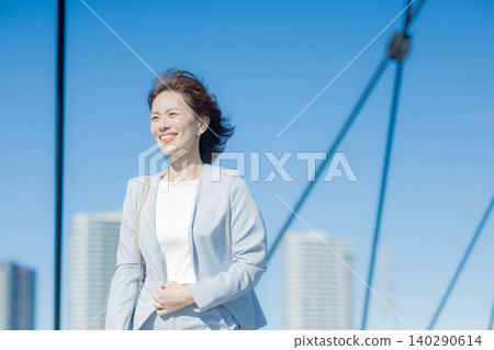 business woman commuting business woman commuting 140290614