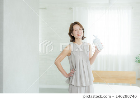 女人喝蛋白質 女人喝蛋白質 140290740