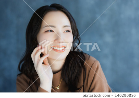 微笑與面頰的婦女 微笑與面頰的婦女 140290856