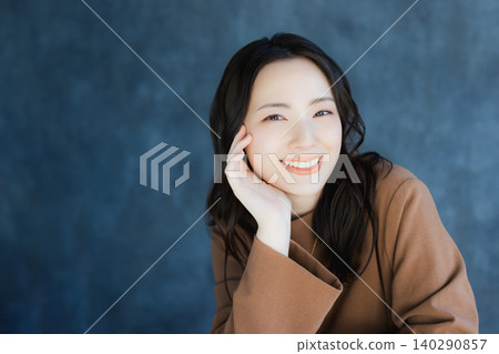 微笑與面頰的婦女 微笑與面頰的婦女 140290857