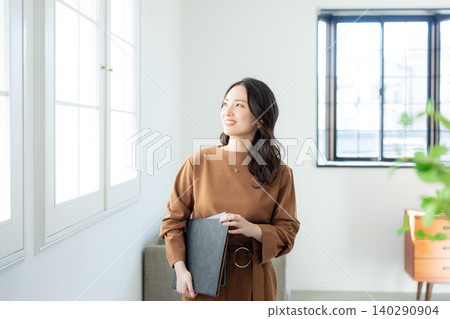 一個女人用粘合劑 一個女人用粘合劑 140290904