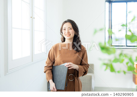 一個女人用粘合劑 一個女人用粘合劑 140290905