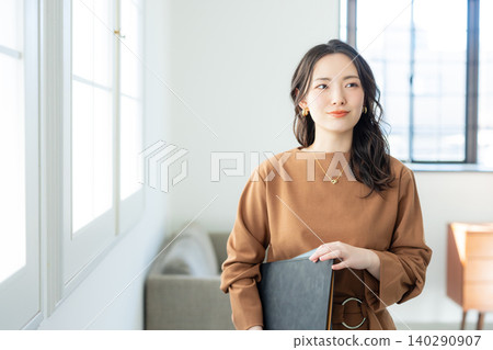 一個女人用粘合劑 一個女人用粘合劑 140290907