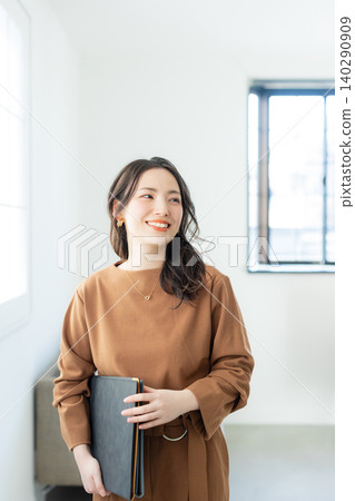 一個女人用粘合劑 140290909