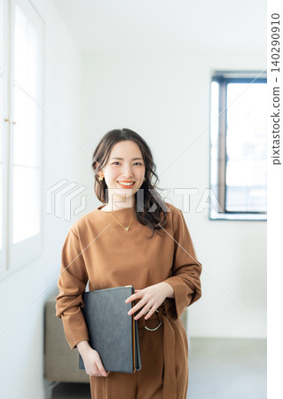 一個女人用粘合劑 一個女人用粘合劑 140290910