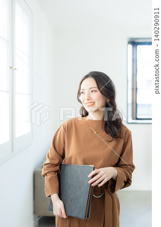 一個女人用粘合劑 一個女人用粘合劑 140290911