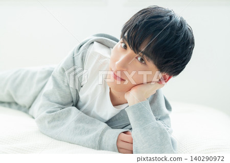 放鬆在臥室的一個人 放鬆在臥室的一個人 140290972