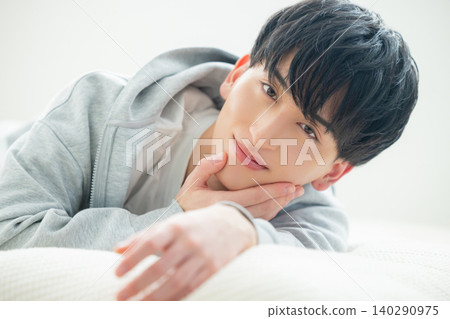 放鬆在臥室的一個人 140290975