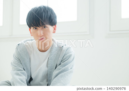 放鬆在臥室的一個人 140290976