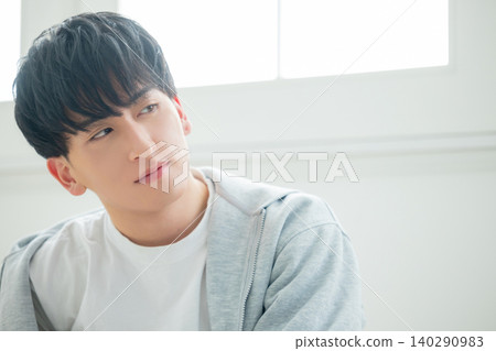 放鬆在臥室的一個人 放鬆在臥室的一個人 140290983