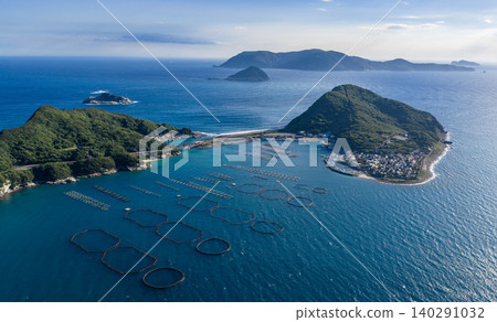 從空中俯瞰高知縣柏島周圍的水產養殖網箱和島嶼。 從空中俯瞰高知縣柏島周圍的水產養殖網箱和島嶼。 140291032