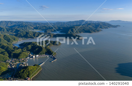 從空中俯瞰高知縣宿雲灣和峽灣海岸的山脈。 從空中俯瞰高知縣宿雲灣和峽灣海岸的山脈。 140291040