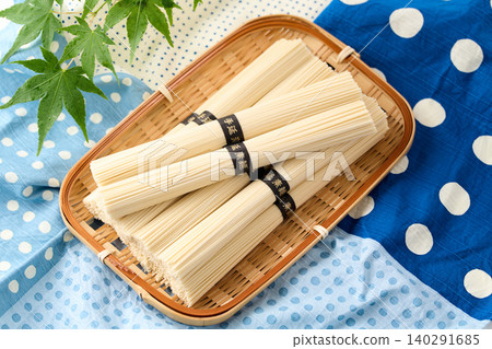 Hand-stretched somen noodles served on a bamboo sieve 140291685