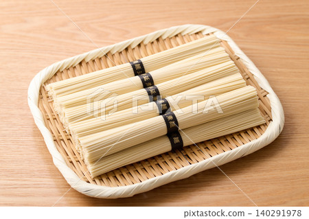 手工拉製的素面,盛放在竹篩上 手工拉製的素面,盛放在竹篩上 140291978