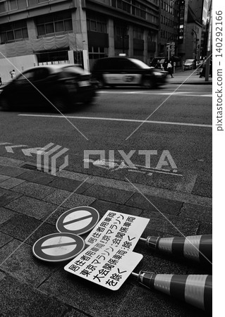 Cars and traffic signs in the city Cars and traffic signs in the city 140292166