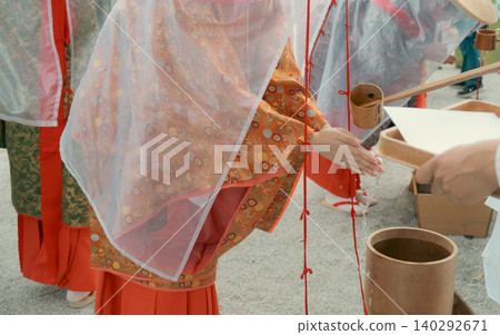 身著和服的少女正在進行淨化儀式 身著和服的少女正在進行淨化儀式 140292671