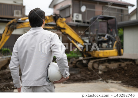 The back view of a worker at the construction site. 140292746
