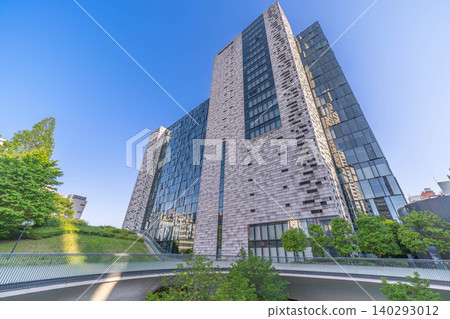 新宿東側廣場及被綠樹環繞的步行平台的外部景觀 [東京都新宿區新宿 6-27-30] 140293012
