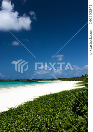 伊良部島的白色沙灘和碧綠的海水 伊良部島的白色沙灘和碧綠的海水 140293841