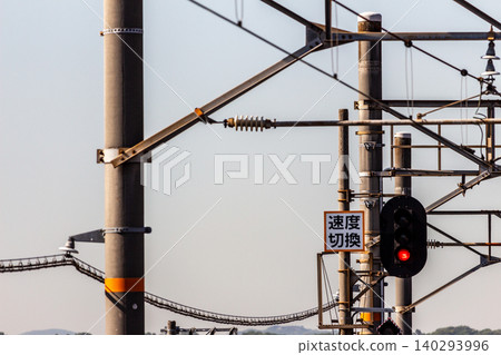 日本的鐵路基礎設施：由架空電線和軌道號誌組成的複雜網路。 140293996