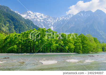 The Hotaka mountain range as seen from the Azusa River in Kamikochi, Matsumoto City, Nagano Prefecture. The Hotaka mountain range as seen from the Azusa River in Kamikochi, Matsumoto City, Nagano Prefecture. 140294007