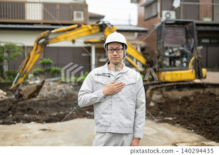 一名工人將手伸向胸部 一名工人將手伸向胸部 140294435