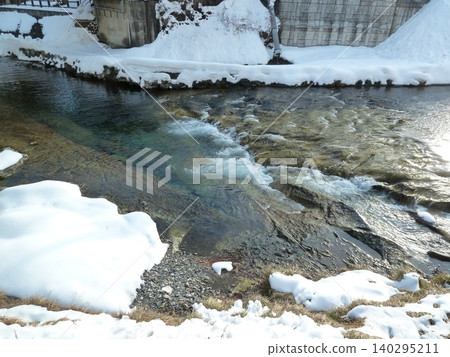 冬日栃木縣日光市湯西川溫泉町的景色以及湯西川的流水聲 冬日栃木縣日光市湯西川溫泉町的景色以及湯西川的流水聲 140295211