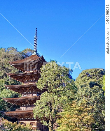 琉璃光寺的五層寶塔在藍天的襯托下格外醒目。 琉璃光寺的五層寶塔在藍天的襯托下格外醒目。 140296081