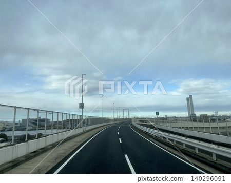 藍天白雲下,高架道路蜿蜒而行:這是一幅交通基礎設施的景象。 藍天白雲下,高架道路蜿蜒而行:這是一幅交通基礎設施的景象。 140296091