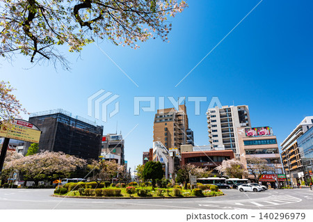 從東京國立市JR國立站南出口看到的環形交叉路口。 140296979