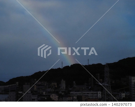 宇津野山上空的彩虹盡頭(高知市,日落前) 宇津野山上空的彩虹盡頭(高知市,日落前) 140297073