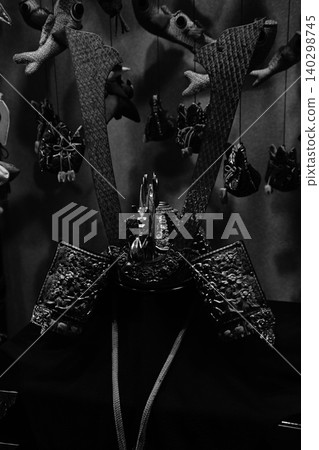 五月節人偶:頭盔裝飾和懸掛飾品,日本傳統文化,單色。 五月節人偶:頭盔裝飾和懸掛飾品,日本傳統文化,單色。 140298745