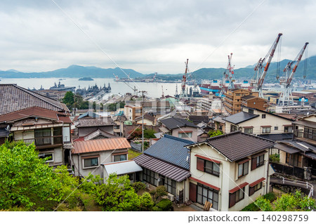 日本廣島縣吳市景色,吳市是海軍港口和造船城市,日本自衛隊驅逐艦。 日本廣島縣吳市景色,吳市是海軍港口和造船城市,日本自衛隊驅逐艦。 140298759
