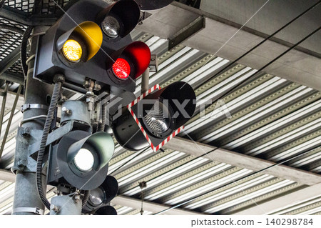 Japan's railway safety operation system: Shunting signals and various indicator lights Japan's railway safety operation system: Shunting signals and various indicator lights 140298784