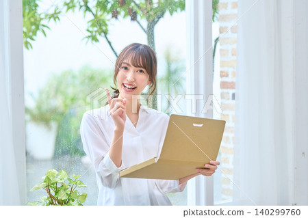 一位女性在打開行李箱時,一個想法突然湧現,她的肖像畫就是最好的證明。 一位女性在打開行李箱時,一個想法突然湧現,她的肖像畫就是最好的證明。 140299760
