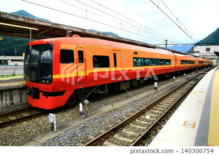 From Shinjuku Station to Nikko/Kinugawa Onsen... Direct Limited Express [253 series] train 140300754