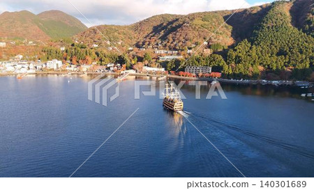 A pirate ship sailing across Lake Ashi in autumn, and the breathtaking scenery of Moto-Hakone ablaze with autumn colors. 140301689
