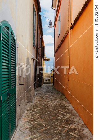 Colorful Narrow Alley Between Traditional Italian Buildings Colorful Narrow Alley Between Traditional Italian Buildings 140302754