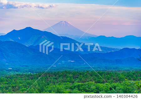 [Yamanashi Prefecture] The beautiful forest of Kiyosato as dusk approaches, with a distant view of Mt. Fuji. 140304426