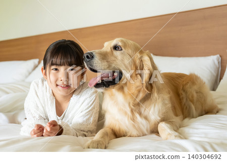 一個女孩和一隻狗一起玩 一個女孩和一隻狗一起玩 140304692