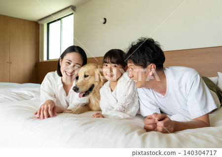 年輕家庭,寵物狗,幸福家庭照片 年輕家庭,寵物狗,幸福家庭照片 140304717