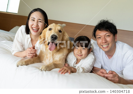 年輕家庭，寵物狗，幸福家庭照片 140304718