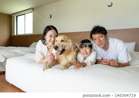 年輕家庭，寵物狗，幸福家庭照片 140304719